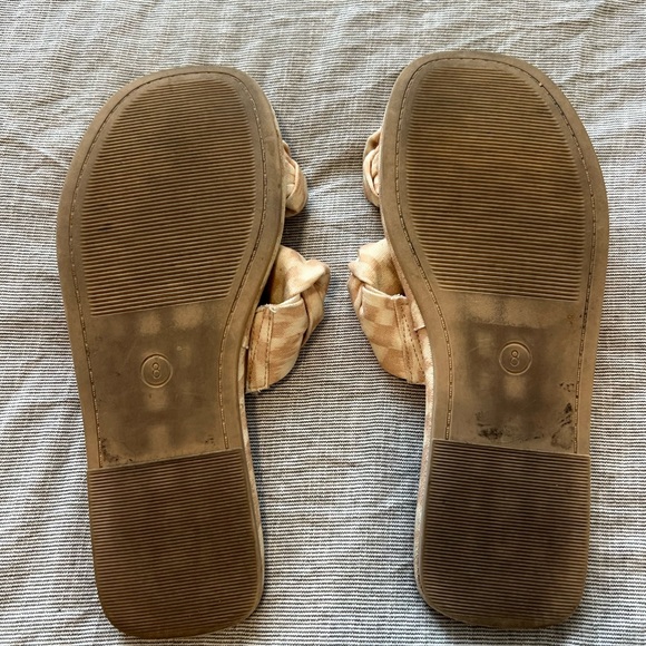 3/$10 🏷️ Sandals - Picture 4 of 4